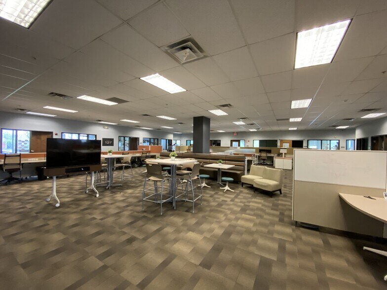 More Photos Of 4929 E 96th St, Indianapolis Office For Lease