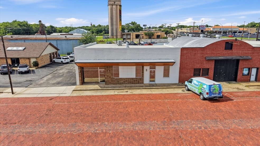 Primary Photo Of 118 W Chestnut St, Denison Office For Sale