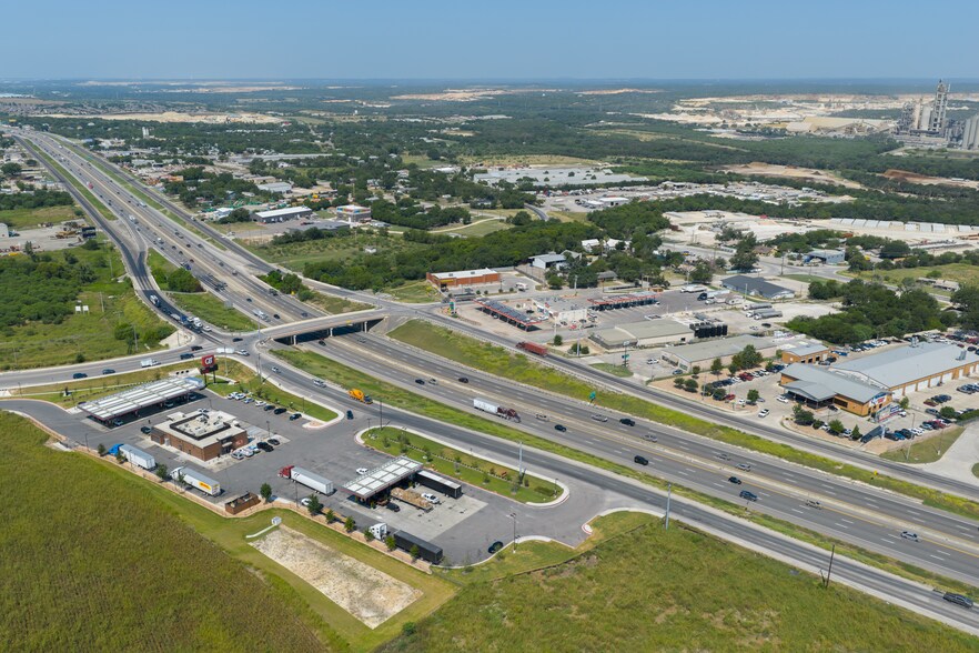More Photos Of 4312 I 35 N Frontage rd, New Braunfels Distribution For Lease