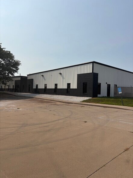 More Photos Of 1800 Hull Ave, Des Moines Manufacturing For Lease