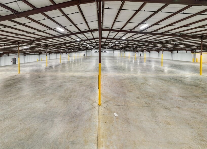 More Photos Of 223 W Pearl St, Lamar Industrial For Lease