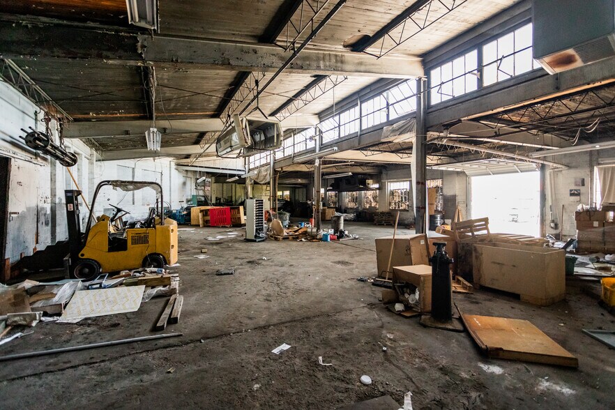 More Photos Of 1059 W Grand Blvd, Detroit Warehouse For Sale