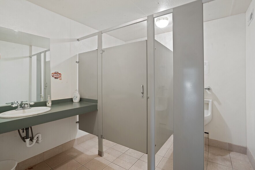 More Photos Of 2000 Columbia Ave, Franklin Freestanding For Lease