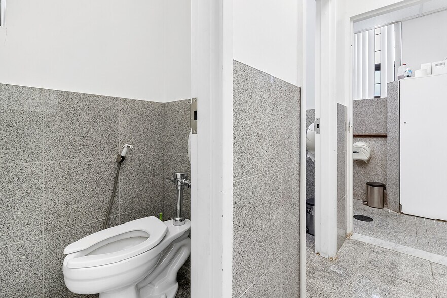 More Photos Of 8270 Av Mountain Sights, Montréal Office For Sale