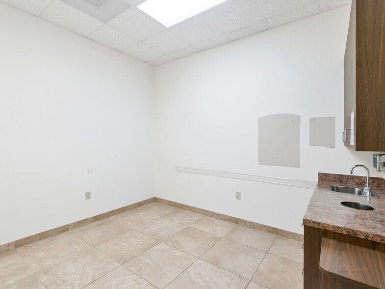 More Photos Of 714 S Peek Rd, Katy Medical For Lease