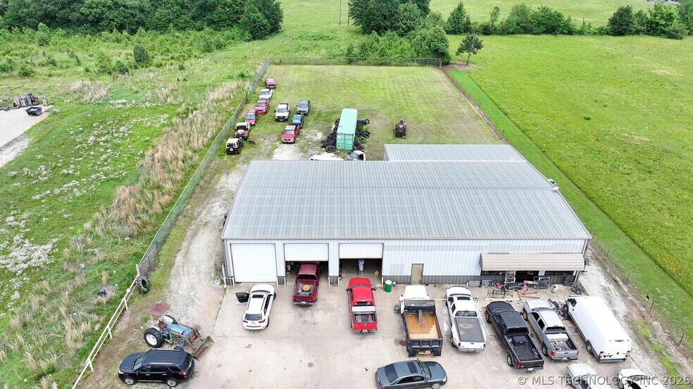 More Photos Of 802 N Thornton St, Vian Auto Repair For Sale