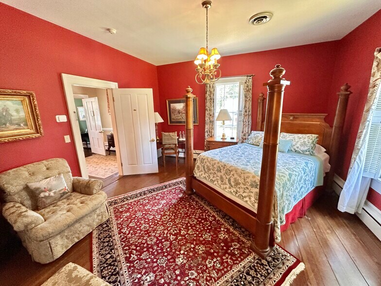More Photos Of 615 College St, Clinton Hotel For Sale