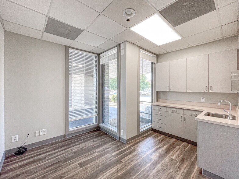 More Photos Of 1968 North Ave, Columbus Medical For Lease