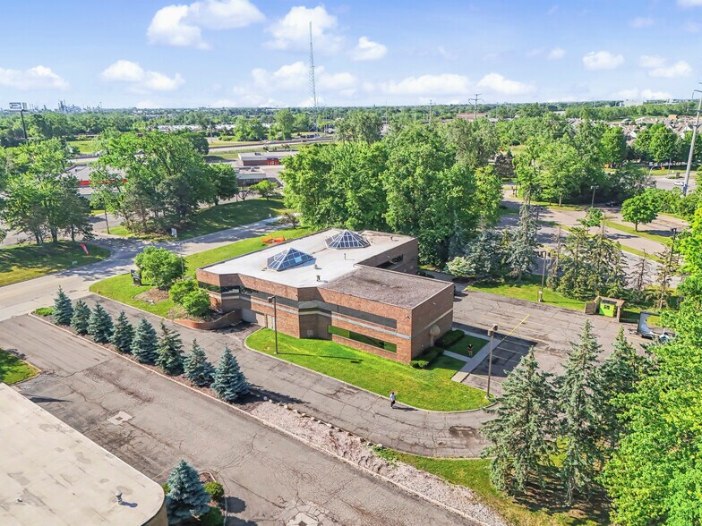 More Photos Of 15360 S Commerce Dr, Dearborn Office For Sale
