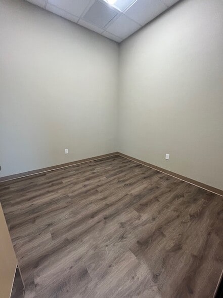 More Photos Of 41818 N Venture Dr, Phoenix Medical For Lease