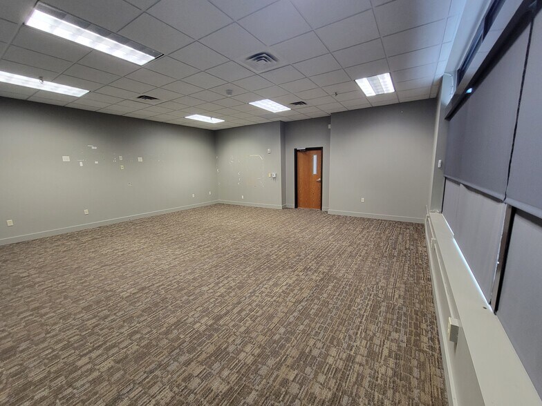 More Photos Of 2101 W 41st St, Sioux Falls General Retail For Lease