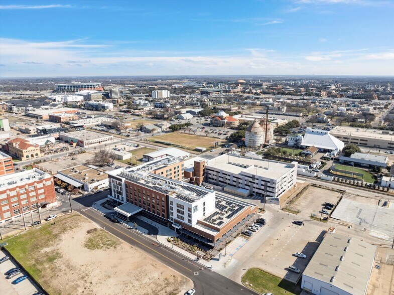 More Photos Of 325 6th st, Waco Storefront For Lease