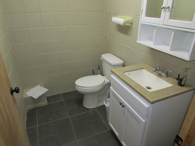 More Photos Of 131 SE Cholwell Ave, Bartlesville Warehouse For Sale