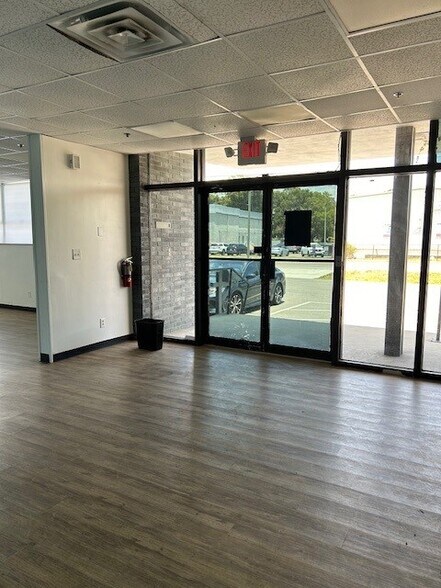 More Photos Of 5201 S West Shore Blvd, Tampa Warehouse For Lease