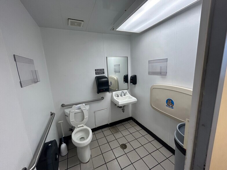 More Photos Of 500 W Bremer Ave, Waverly Convenience Store For Sale