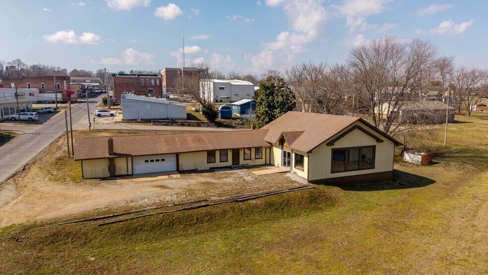 More Photos Of 105 E Couch St, Alton General Retail For Sale