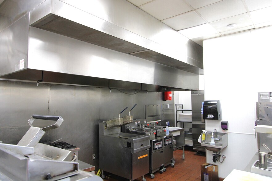 More Photos Of 4850 W Rosecrans Ave, Hawthorne Freestanding For Lease