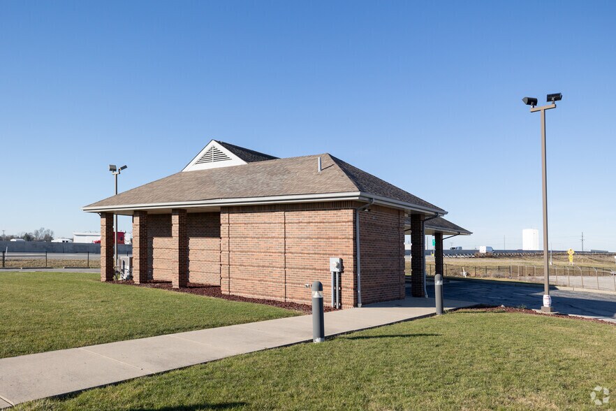 More Photos Of 1700 Western Ave, Findlay General Retail For Sale