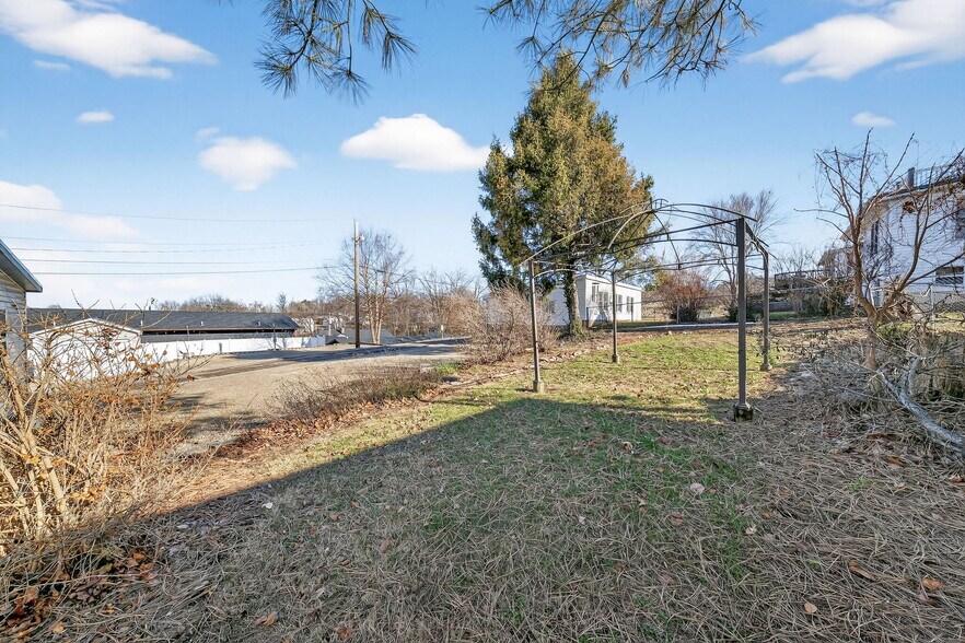 More Photos Of 1011 Market St, Hermann General Retail For Sale