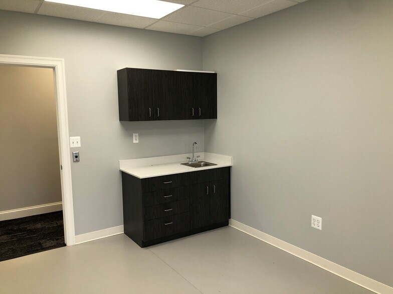 More Photos Of 215 E Big Beaver Rd, Troy Medical For Lease
