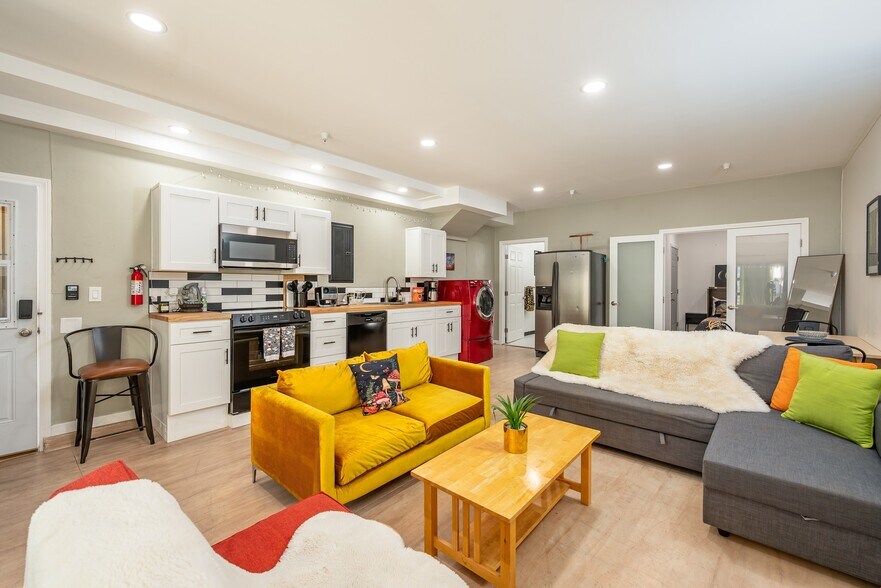 More Photos Of 4741 Point Loma Ave, San Diego Storefront Retail Residential For Sale