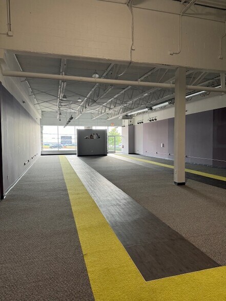 More Photos Of 1854 S Rochester Rd, Rochester Hills Storefront For Lease