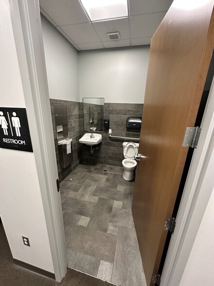 More Photos Of 5400-5536 NE Antioch Rd, Kansas City Unknown For Lease