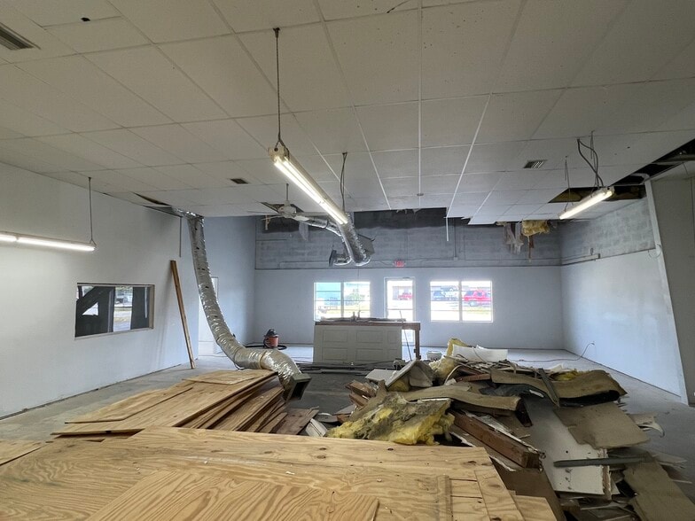 More Photos Of 1312 Market Cir, Port Charlotte Showroom For Lease