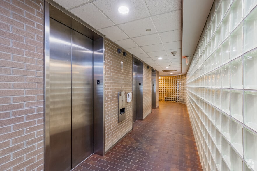 More Photos Of 300 Oxford Dr, Monroeville Office For Lease