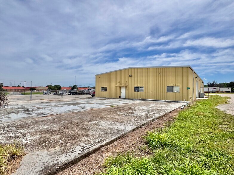 More Photos Of 1209 - 1211 Bensdale Rd, Pleasanton Warehouse For Lease