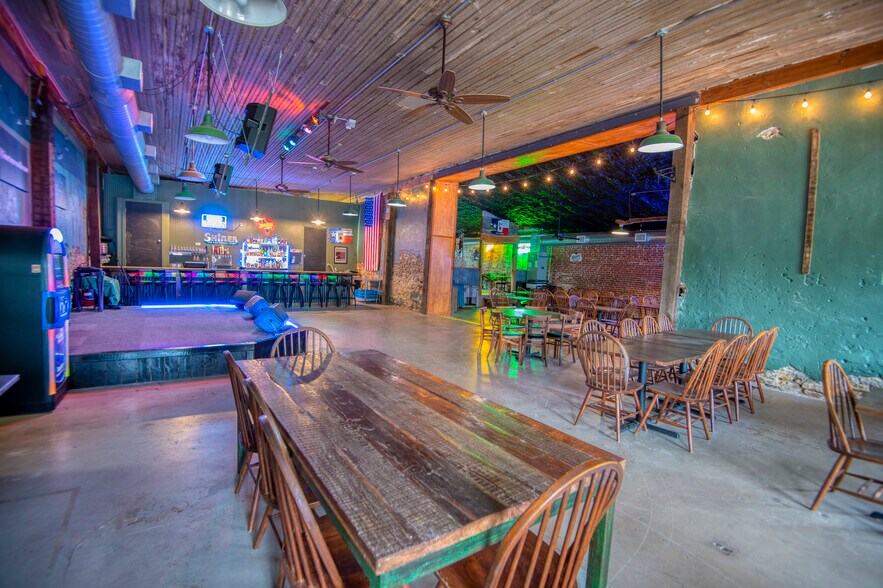 More Photos Of 514-520 N Railroad St, Burton Restaurant For Lease