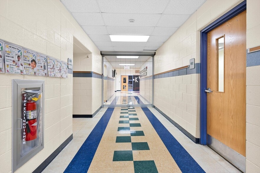 More Photos Of 2835 Mountain View Dr, Bath Office For Sale