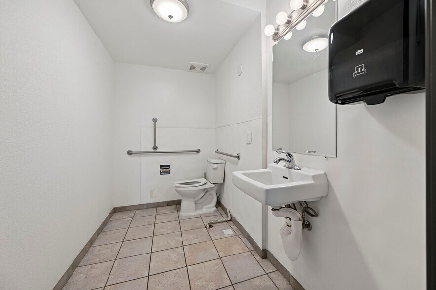 More Photos Of 319 N Bonfoy Ave, Colorado Springs Warehouse For Sale