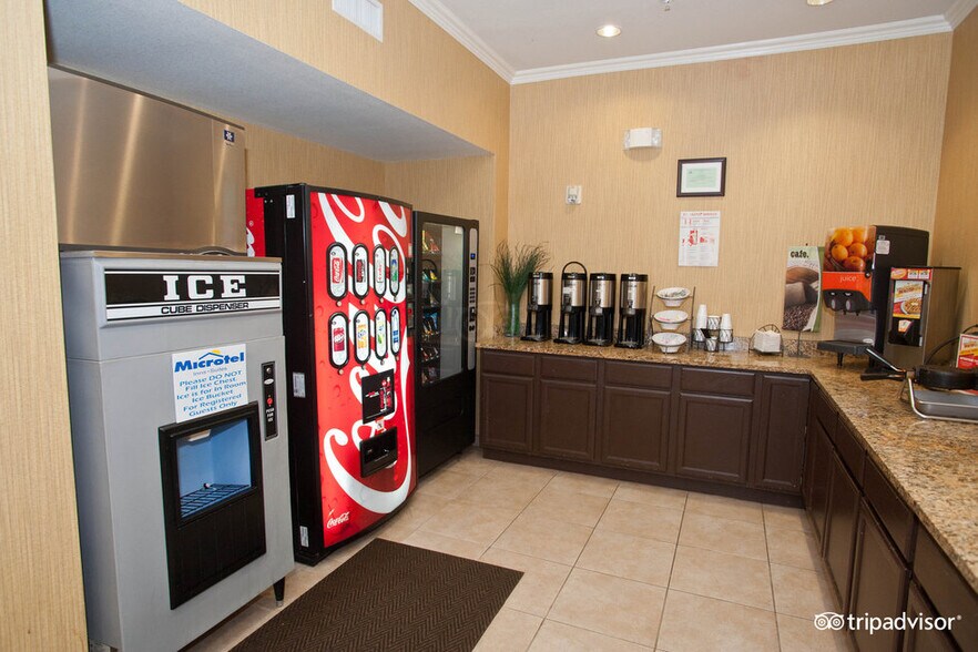 More Photos Of 355 E Goodnight Ave, Aransas Pass Hotel For Sale