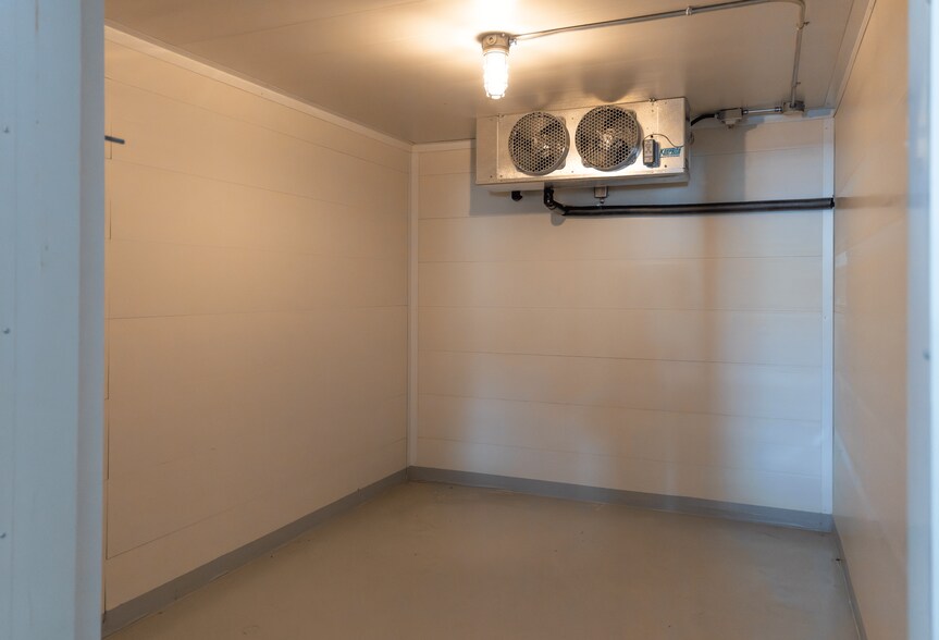 More Photos Of 417 Riverfront Av SE, Calgary Restaurant For Lease