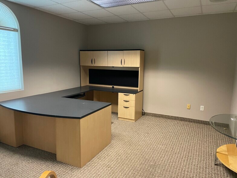 More Photos Of 1704 N Holmes Dr, Marion Office For Sale