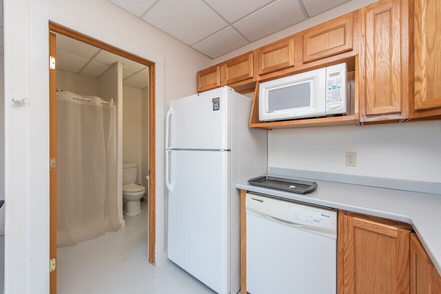 More Photos Of 13603 38th St SW, Belfield Flex For Lease