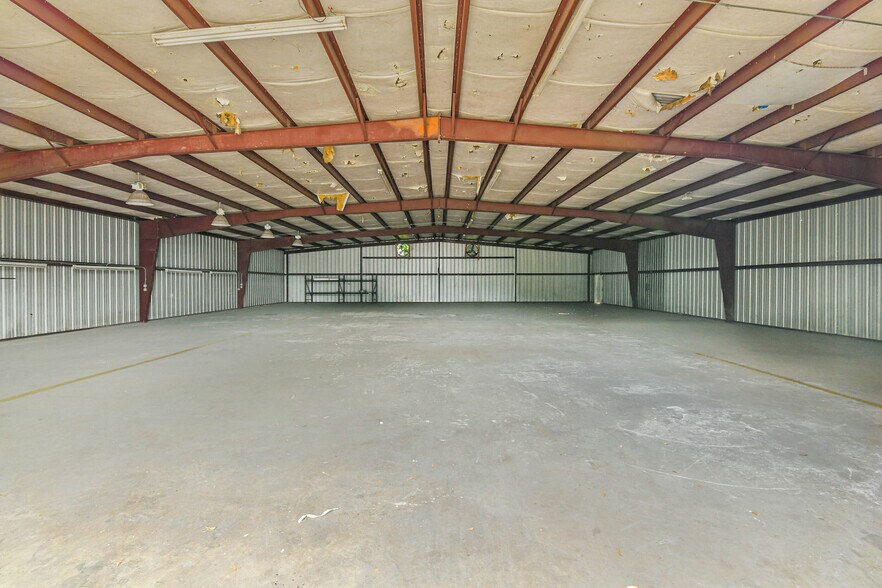More Photos Of 1608 Highway 290 W, Brenham Showroom For Lease