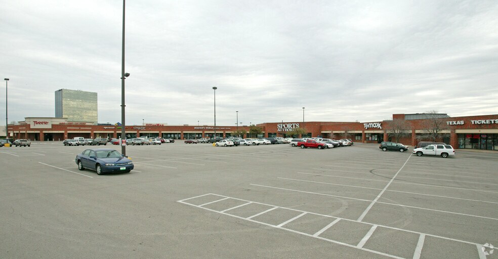 More Photos Of 9100 N Central Expy, Dallas Storefront For Lease