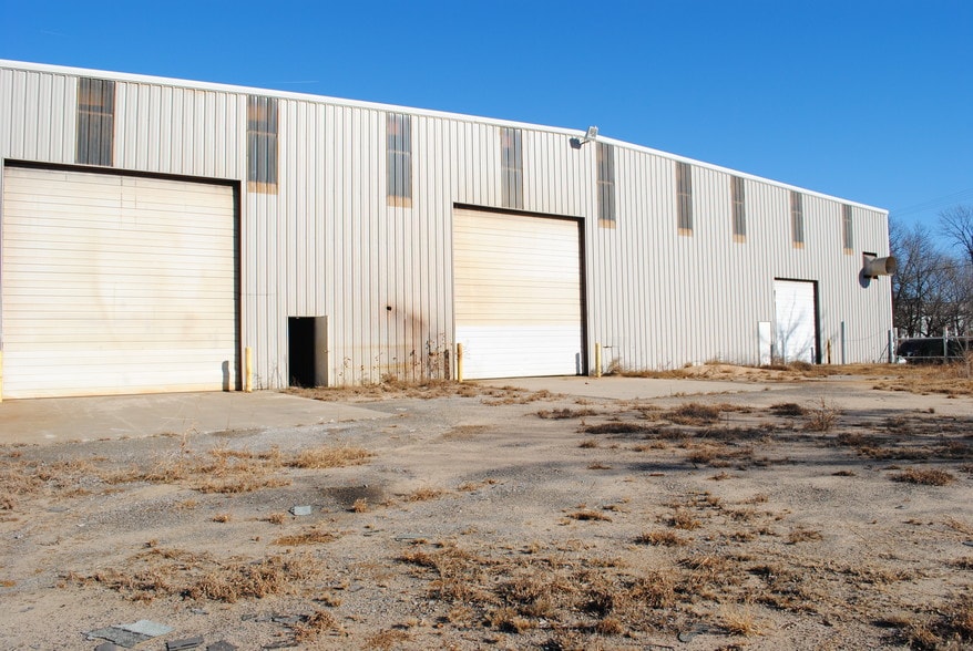More Photos Of 223-227 S Main St, Wagoner Warehouse For Sale