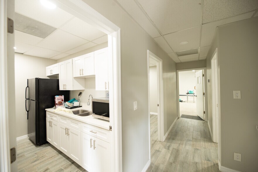 More Photos Of 5010 N Nebraska Ave, Tampa Light Distribution For Lease