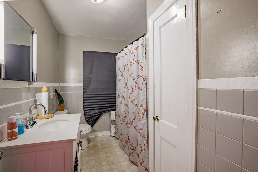 More Photos Of 1840 Volunteer Pky, Bristol Storefront Retail Residential For Sale