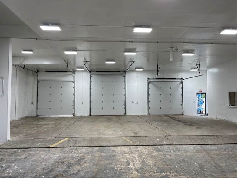 More Photos Of 210 Chestnut St, Sterling Showroom For Lease