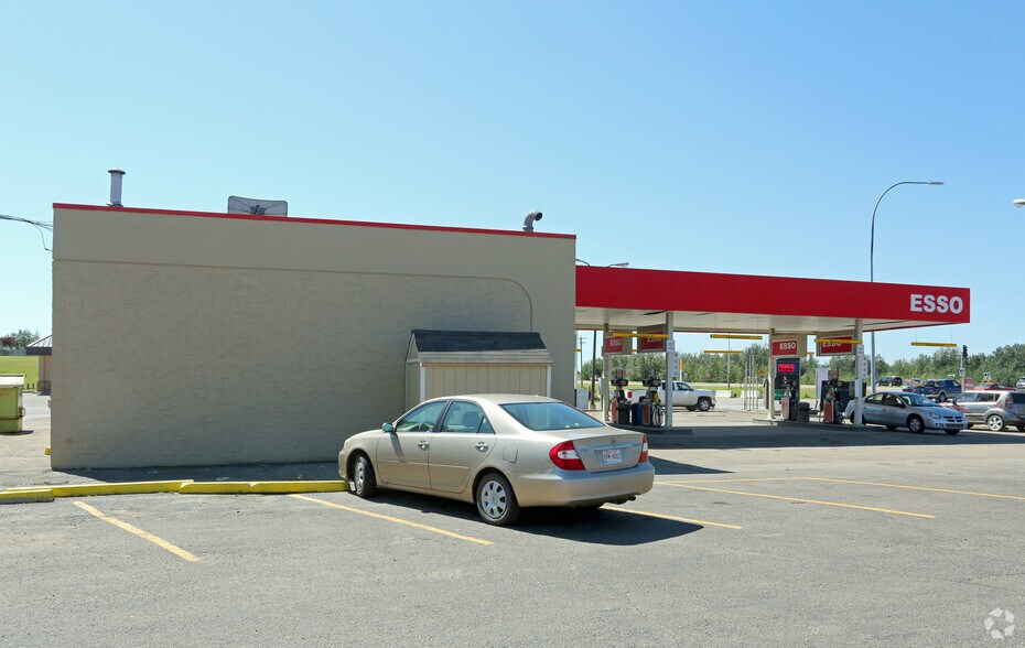 More Photos Of 73 Superior St, Devon Service Station For Sale