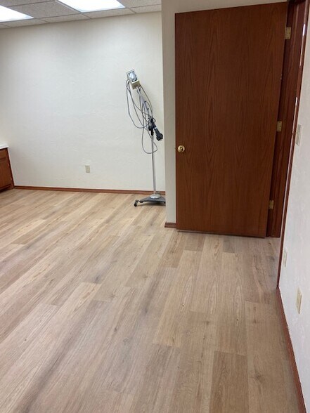More Photos Of 910 S Bryant Ave, Edmond Medical For Sale