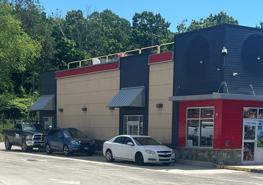 More Photos Of 101 Trolley Line Blvd, Mashantucket Service Station For Lease