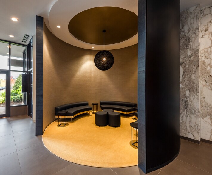 More Photos Of 1900 Spring Rd, Oak Brook Office For Lease