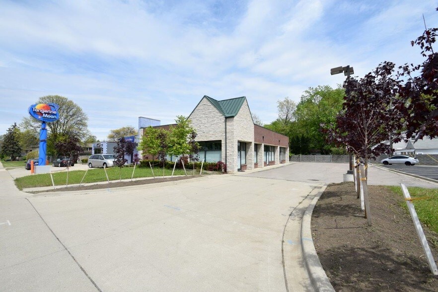 More Photos Of 144-164 N Rochester Rd, Clawson Freestanding For Lease
