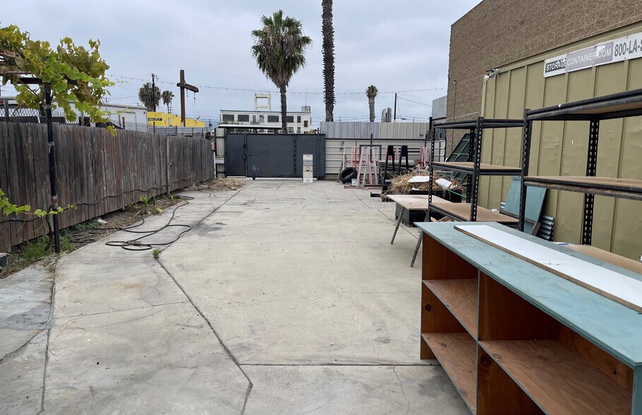 More Photos Of 326 N Avalon Blvd, Wilmington Service For Sale
