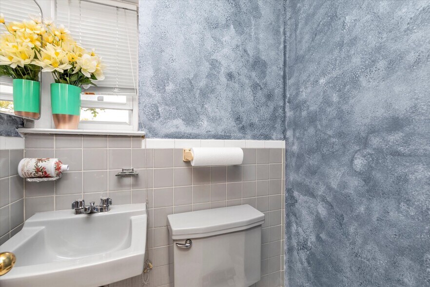 More Photos Of 2815 Bayside Ln, Flushing Office For Sale